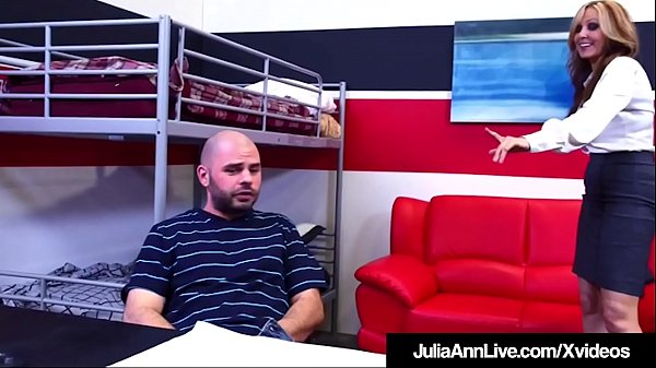 Возбужденная наставница милфы Julia Ann сосет и трахает своего ученика!