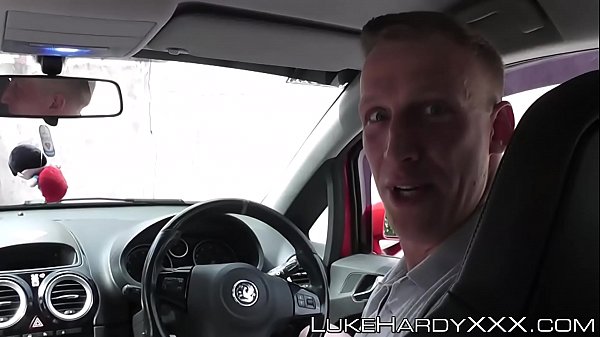 Шаловливая английская милфа хихикает, подпрыгивая на огромном хуе