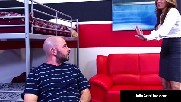 Возбужденная наставница-милфа Julia Ann трахает своего ученика, пока он не кончит!