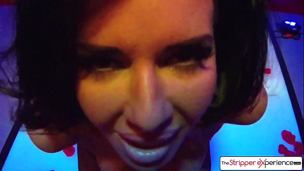 Сексуальная милфа Veronica Avluv сосет шесть больших членов