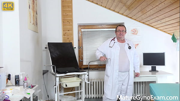 Очень жестко трахнул зрелую киску на приеме